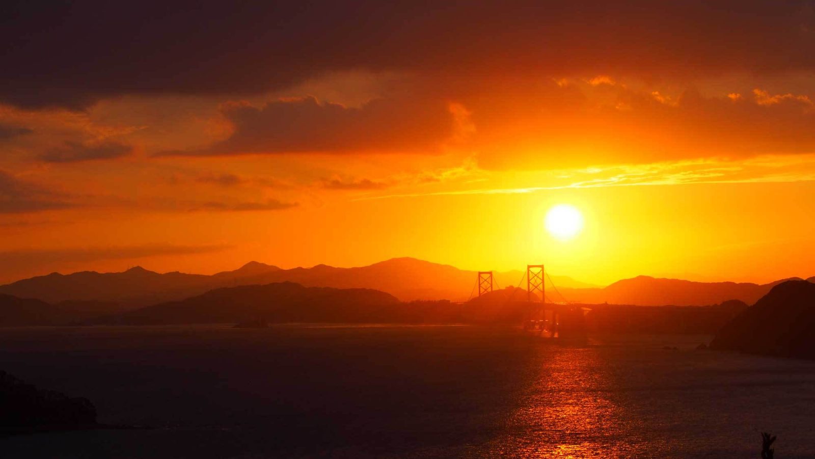 鸣门海峡的夕景