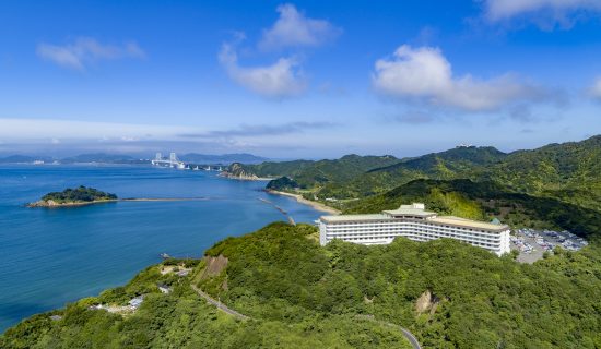 Enjoy a relaxing trip to Awajishima surrounded by nature of blue and green.