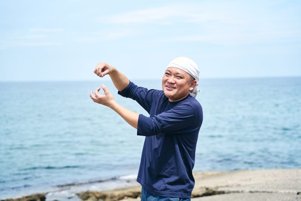 Mr. Teruyuki Suezawa, a salt craftsman who pours generous affection into the blessings of the sea