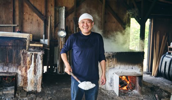 매고 비토~소금 장인 ‧ 스에자와 테루유키씨가 손 소금에 걸려 기른 흰 결정을 식히는 순간~