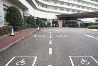 輪椅使用者用停車場